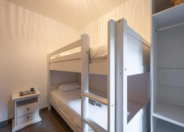 Bright, Calm & Stylish With Balcony *