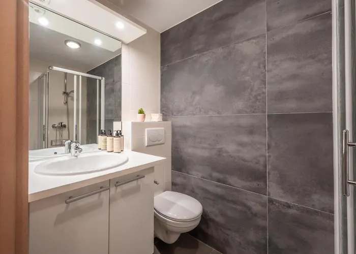 Bright, Calm & Stylish With Balcony شقة *